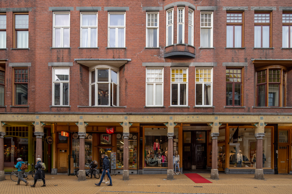 Winkelgalerij met bovenwoningen